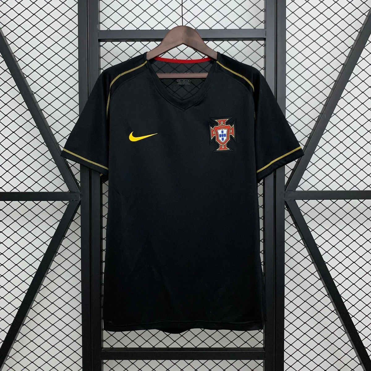 Camisola Portugal II Retro 2006 - Preto - Image 4